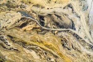 degradato paesaggio. distrutto terra. Visualizza a partire dal sopra. surrealistico lago.umano urto su il ambiente. Visualizza a partire dal sopra. foto catturato con fuco