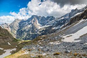 bellissimo paesaggio di pirenei montagne con famoso circo glaciale de gavarnie nel sfondo. foto