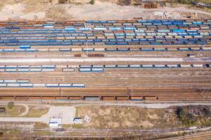 carico treni. aereo Visualizza di colorato nolo treni su il ferrovia stazione. carri con merce su ferrovia.aereo Visualizza foto