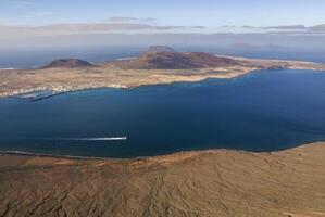 Visualizza per la graciosa isola a partire dal mirador del rio. lanzarote, canarino isole, Spagna. foto