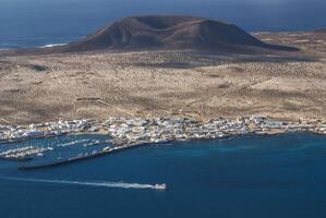 Visualizza per la graciosa isola a partire dal mirador del rio. lanzarote, canarino isole, Spagna. foto