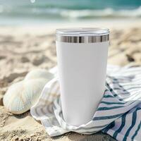 ai generato spiaggia essenziali, vuoto bianca bicchiere su sabbioso asciugamano foto