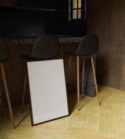 estetico e cinematico buio di legno telaio modello manifesto nel il cenare cucina interno con alcuni bellissimo leggero foto