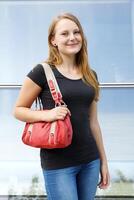 giovane donna casuale con la borsa foto