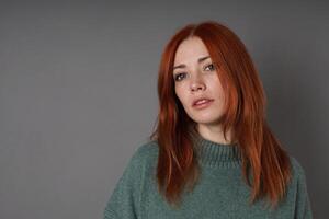 ritratto di medio adulto donna con lungo rosso capelli foto