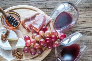 Camembert formaggio con bicchieri di rosso vino foto