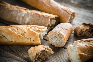 baguettes su il di legno sfondo foto