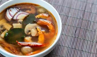 tailandese tom yum la minestra foto