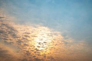 bellissimo , lusso morbido pendenza arancia oro nuvole e luce del sole su il blu cielo Perfetto per il sfondo, prendere nel eternità, crepuscolo, grande taglia, alto definizione paesaggio foto