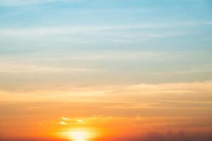 bellissimo , lusso morbido pendenza arancia oro nuvole e luce del sole su il blu cielo Perfetto per il sfondo, prendere nel eternità, crepuscolo, grande taglia, alto definizione paesaggio foto