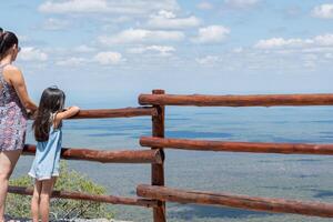 latina madre e figlia godere il visualizzazioni a partire dal un' punto di vista alto su il montagna foto