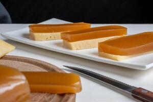 dolce Patata caramella e formaggio, esso è un' tradizionale argentino dolce conosciuto di il nome Vigilante foto