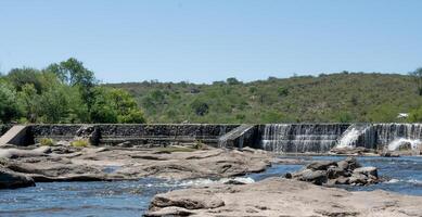 la giuntura fiume nel Cosquin, Cordova, argentina. foto