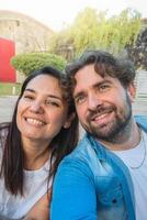 casuale autoscatto di un' giovane latino coppia. argentino persone assunzione un' foto. foto