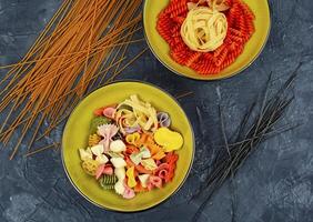 ciotola con crudo pasta su cucinando tavolo foto