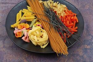 assortimento di crudo pasta e maccheroni. foto