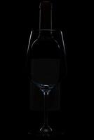 silhouette di vino bicchiere bottiglia pieno di Fumo nel nero sfondo foto