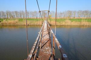 acciaio ponte e gas tubatura attraverso irrigazione canale. foto