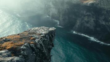 ai generato scogliera bordo con in profondità blu oceano con onde in piedi vuoto su superiore di un' montagna Visualizza foto