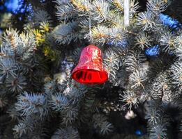 decorazioni nuovo anno albero. orpello e giocattoli, palle e altro decorazioni su il Natale Natale albero in piedi nel il Aperto aria. foto