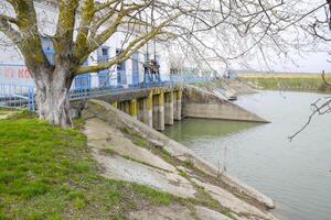 acqua pompaggio stazione di irrigazione sistema di riso campi. foto