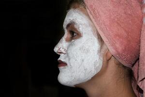 cosmetico bianca viso maschera di dentifricio. donna nel bianca cosmetico maschera foto