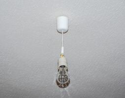 semplice bianca ciotola con un incandescente lampada foto