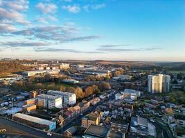 alto angolo Visualizza di centrale luton città di Inghilterra UK durante tramonto volta. dicembre 1°, 2023 foto
