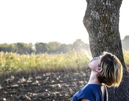 il ragazza sputa su il acqua. Fontana di acqua a partire dal il ragazze bocca. foto