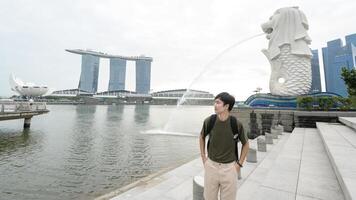 uomo nel merlion Fontana nel davanti di il marina baia foto