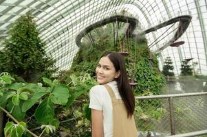 un' donna nel nube foresta cupola ambiente nel Singapore foto