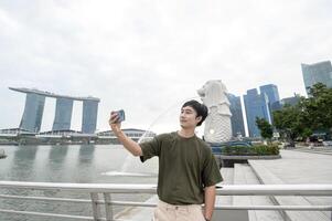 uomo nel merlion Fontana nel davanti di il marina baia foto