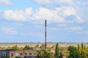 vecchio abbandonato edifici di il ex fabbrica e magazzini. il distrutto essenziale olio pianta. sovietico eredità. vecchio mattone edifici. insediamento nel il kuban. foto