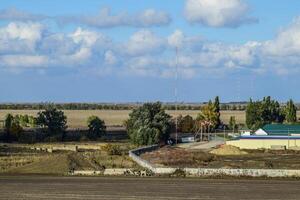 un' Visualizza a partire dal sopra di un' piccolo russo villaggio. rurale paesaggio. campo e villaggio. un' semiabbandonato villaggio. foto