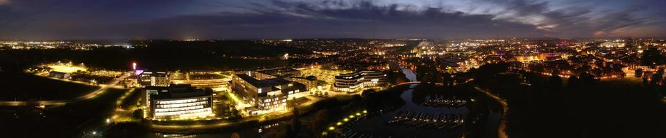 aereo panoramico Visualizza di illuminato Northampton città di Inghilterra, UK durante notte di ottobre 25, 2023 foto