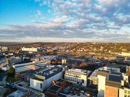 alto angolo Visualizza di centrale luton città di Inghilterra UK durante tramonto volta. dicembre 1°, 2023 foto