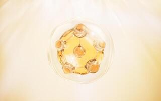 molecola e d'oro liquido bolla, 3d resa. foto