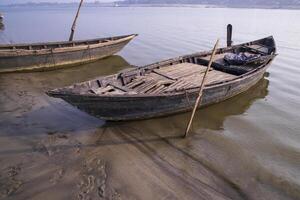 paesaggio Visualizza di alcuni di legno pesca Barche su il riva di il padma fiume nel bangladesh foto