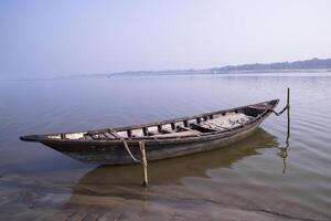 paesaggio Visualizza di un' di legno barca su il banca di il padma fiume nel bangladesh foto