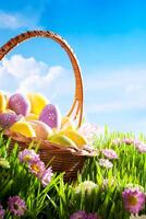decorato Pasqua uova nel il erba con fiore foto