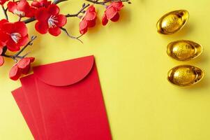 superiore Visualizza di Cinese nuovo anno rosso pacchetto, ciliegia fiorire e d'oro lingotti decorazione con personalizzabile spazio per testo o auguri foto