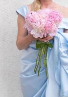 sposa nel un' blu nozze vestito con un' mazzo di rosa peonie, pastello Paradiso foto
