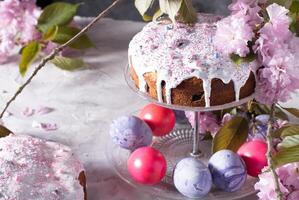 bellissimo Pasqua torta su il tavolo, e colorato uova, fatti in casa torte, ancora vita foto