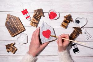 donna disegno cuore su di legno Casa, artigianato, passo di passo Istruzioni Come per rendere arredamento per san valentino, madri giorno foto