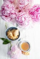 delicato primavera ancora vita con Cornetti e un' mazzo di rosa peonie foto