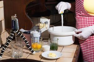 donna cucinando spinaci focaccina passo di passo, aggiungendo vanillina per il Impasto foto