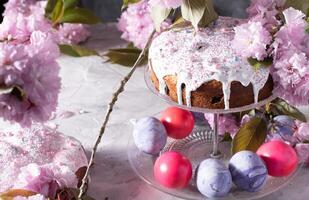 bellissimo Pasqua torta su il tavolo, e colorato uova, fatti in casa torte, ancora vita foto