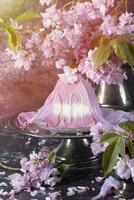 dolce cagliata ortodosso Pasqua su il sfondo di viola sakura, tradizionale cibo foto