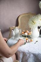 sposato coppia bevanda tè insieme a prima colazione nel inglese stile nel il mattina foto