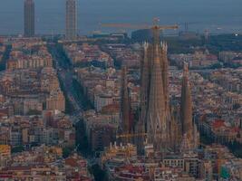 aereo Visualizza di Barcellona città orizzonte e sagrada familia Cattedrale a tramonto foto